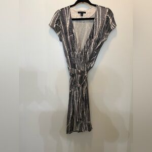 Banana Republic Black and White Wrap  Dress with Short Sleeves - Size M‎